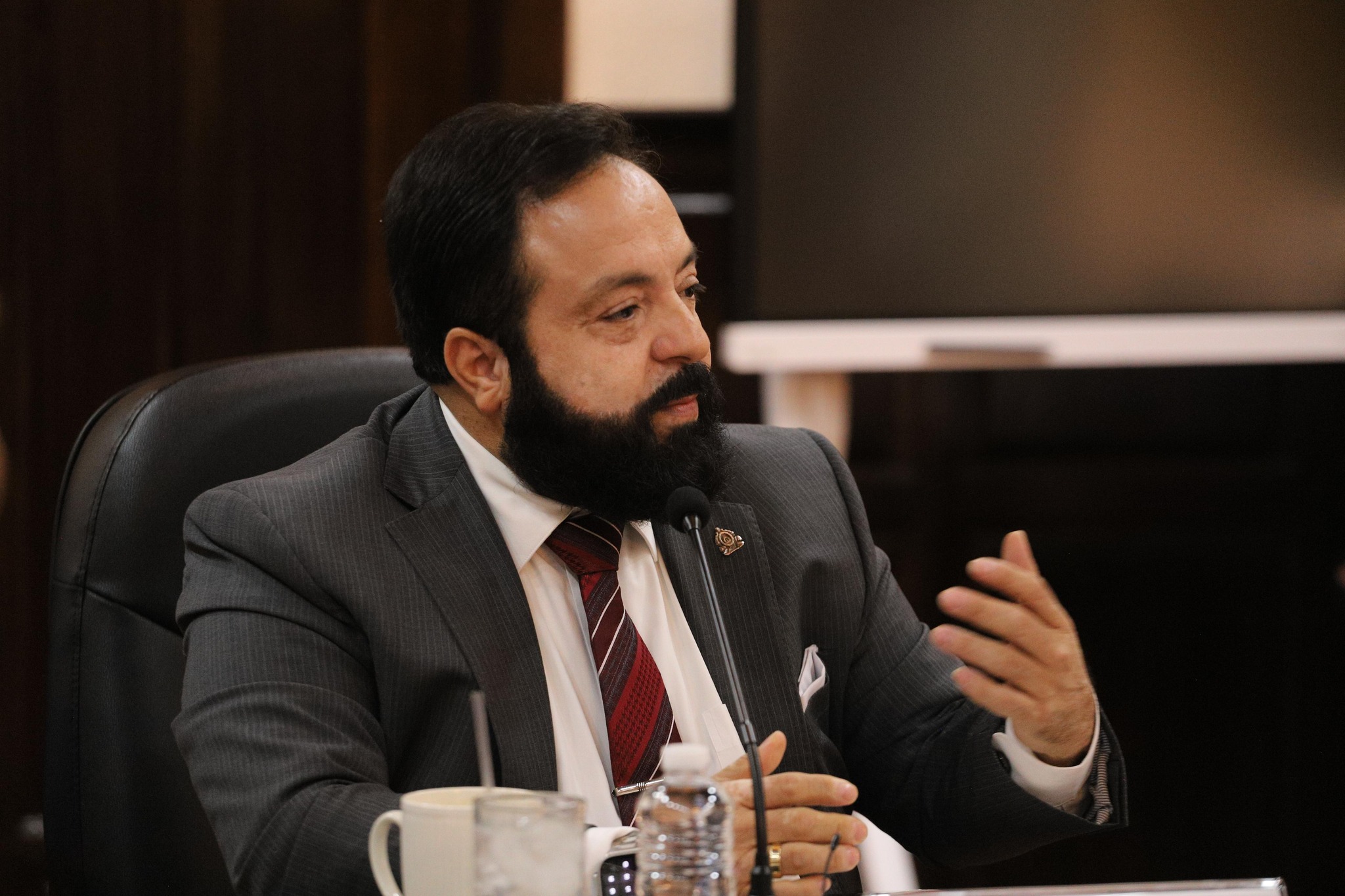 Luis Redondo señalado por irregularidades legales en la renuncia del CNE